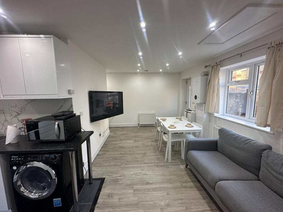 2 Bedroom House,Brownhillrd Se6 Londyn Zewnętrze zdjęcie