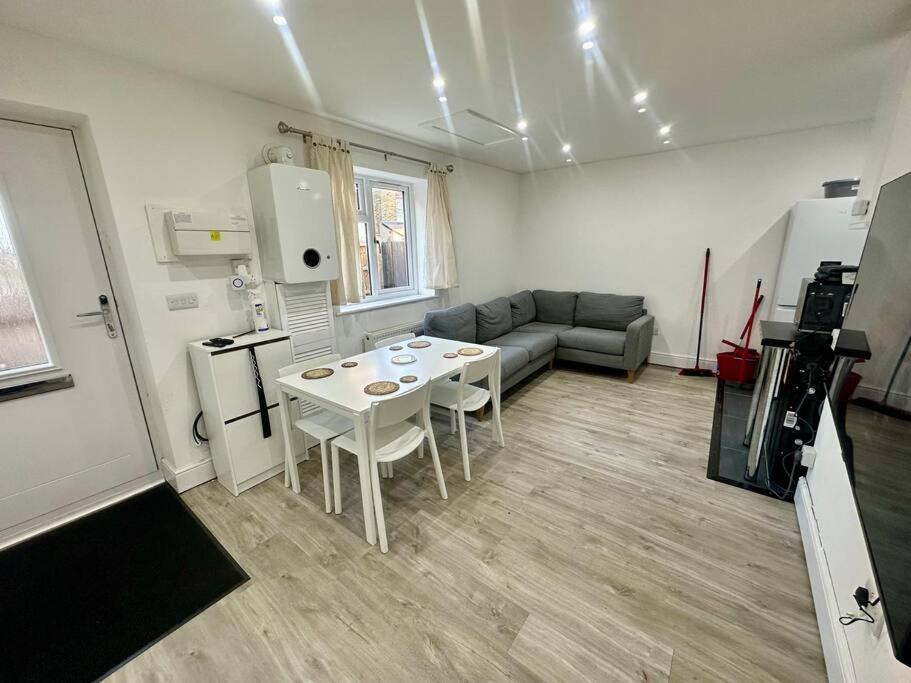 2 Bedroom House,Brownhillrd Se6 Londyn Zewnętrze zdjęcie
