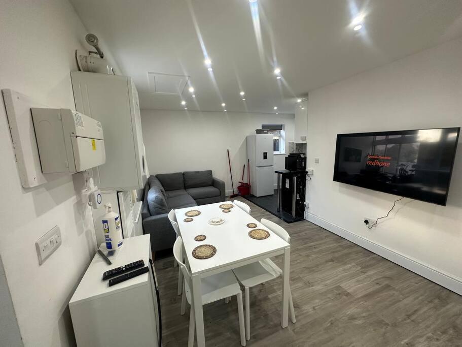 2 Bedroom House,Brownhillrd Se6 Londyn Zewnętrze zdjęcie